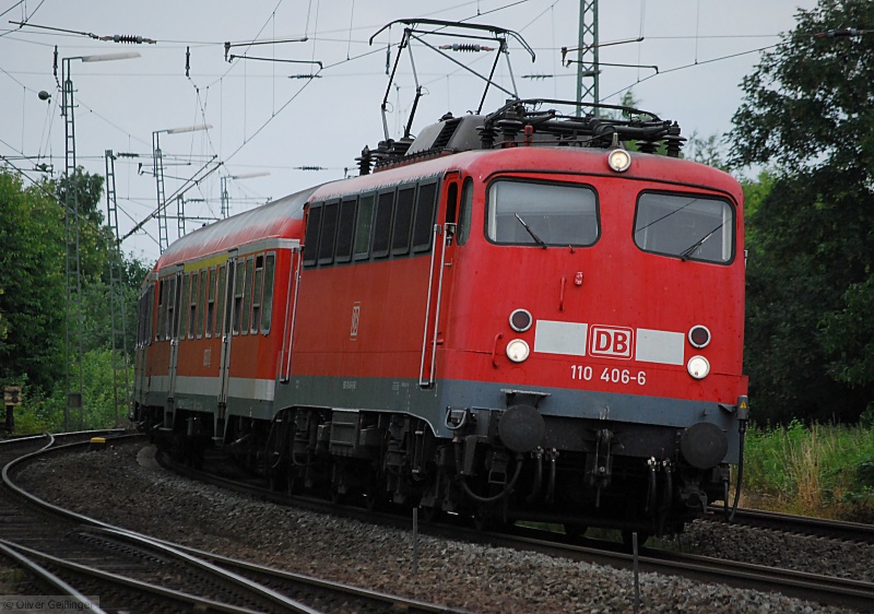 Grauer Betriebsalltag auf der Main-Weser-Bahn. 110 406-6 legt sich mit RB 15339 Gie�en-Friedberg m�chtig in die enge Kurve in Butzbach. (28. Juni 2009)
