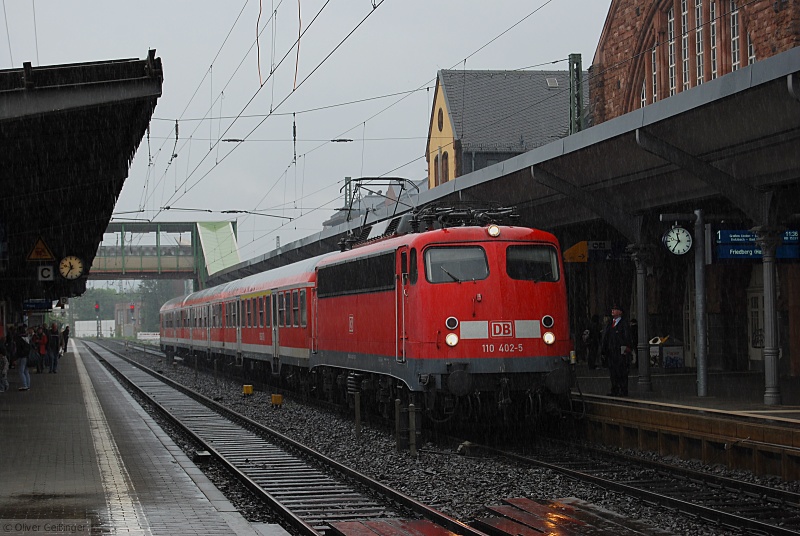 Grauer Betriebsalltag auf der Main-Weser-Bahn. 110 402-5 wartet in Gie�en die R�ckfahrt nach Friedberg in �blem Dauerregen ab. (11. Mai 2009)