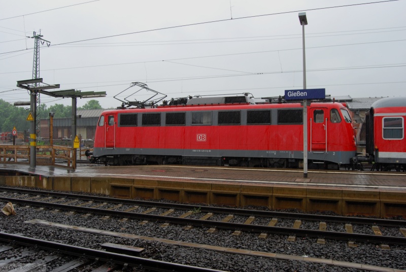 Grauer Betriebsalltag auf der Main-Weser-Bahn. 110 429-8 steht in Gie�en schon bereit als RB 25054 nach Marburg. Der Bahnsteig befindet sich in einem entsetzlichen Zustand, und der Zug parkt nat�rlich meilenweit entfernt vom �bergang zu den anderen Bahnsteigen, und das im str�menden Regen. (11. Mai 2009)