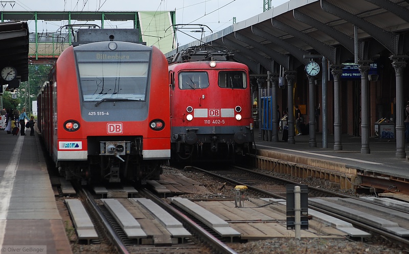 Grauer Betriebsalltag auf der Main-Weser-Bahn. Das Personal hat gewechselt, 110 402-5 beendet jeden Moment ihre viertelst�ndiger Pause und bringt die Regionalbahn als RB 15341 zur�ck nach Friedberg. Links h�lt der Mittelhessenexpress alias Bandscheibenexpress. (28. Juni 2009)