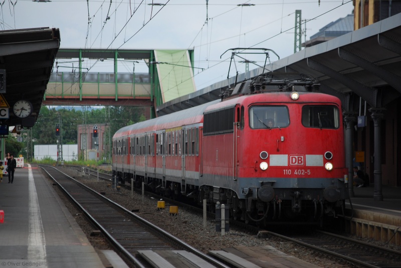 Grauer Betriebsalltag auf der Main-Weser-Bahn. Das Personal hat gewechselt, 110 402-5 wartet in Gie�en die R�ckfahrt nach Friedberg als RB 15341 ab. (28. Juni 2009)