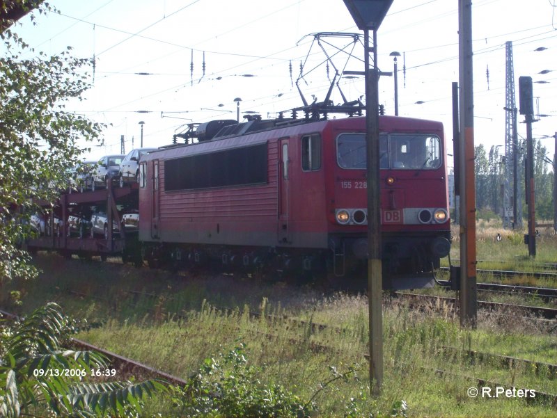 Leider mit Mast im Bild wurde 155 228-0 mit ihren Autotransportzug in Eisenh�ttenstadt abgelichtet. 13.09.06