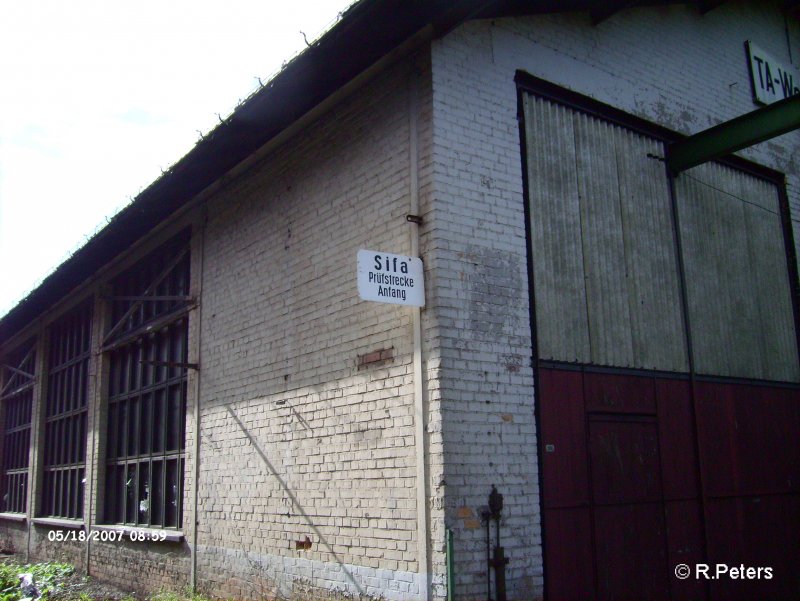 Neben der Gro�en halle steht ein 2 Gleisiger Schuppen mit diesem Schild