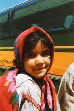 AvH Heimenschwand/820504/md501---aus-dem-archiv-aus (MD501) - Aus dem Archiv; aus der Schweiz: AvH Heimenschwand - Nr. 10/ALX 17'289 - Neoplan im April 1981 in Aegypten (Detailaufnahme mit M�dchen aus Aegypten)