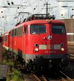 Mit NRW Logo f�hrt 110 425-6 als RB 30528 nach Wesel in den K�lner Hbf ein.