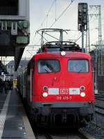 110 415-7 steht mit der Verst�rkerzug nach Wesel abfahrbereit im D�sseldorfer Hbf.