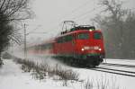 110 352 mit RE 30103 am winterlichen 17.02.2009 in Haar (bei M�nchen).