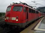 Der Versuch 110 411-6 bei Regen mit dem 12 Wagen Sonderzug aus Ulm von vorne abzulichten.