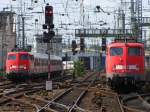 110 429-8 schiebt den RE 11370 aus dem K�lner Hbf Richtung Aachen, w�hrend 110 435-5 mit dem Leerzug f�r die RB 30528 nach Wesel bereit gestellt wird.