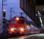 Abfahrtspfiff, T�ren zu, ein Wink vom Schaffner und der Lokf�hrer kann mit 110 456-1 den RE 10456 von D�sseldorf nach Aachen in Bewegung setzen.