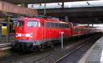 110 449-6 schiebt den RE 11376 an diesem Nachmittag von D�sseldorf nach K�ln Hbf.