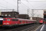 110 457-9 rollt mit dem Leerpark aus Duisburg f�r die RB 30534 durch den D�sseldorfer Hbf, w�hrend 110 508-9 am Bahnsteig auf die Ausfahrt mit dem RE 10452 nach Aachen wartet.