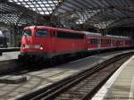 110 470-2 zieht den RE9 Verst�rker nach Siegen aus dem K�lner Hbf.