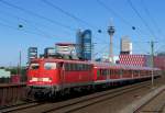 Mit dem RE 10450 nach Aachen f�hrt 110 497-5 in D�sseldorf Hamm vorbei. Mai 2012