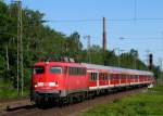 Mit einem RB 35 Verst�rkerzug nach Emmerich f�hrt 110 438-9 in Dinslaken ein. Mai 2012