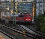 110 444-7 durchs H�userdickicht und den Westbahnhof Frankfurt auf dem Weg zum Hauptbahnhof.