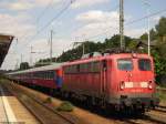 Mit dem Leerzug von Berlin Lichtenberg nach Potsdam f�r den Kreuzfahrersonderzug wartet 115 205-7 in Berlin Wannsee auf die �berholung des RE1. Mai 2011