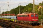 Am Abend vor Christi Himmelfahrt wartet 115 114-1 mit dem buntem Talgo Nachtzug auf die Verladung der Motorr�der. Als Chartersonderzug kamen die beklebte Talgogarnitur nur bei dieser Sonderfahrt von Berlin nach M�nchen (und zur�ck) zum Einsatz. Juni 2011