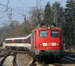 Mit einem G�ubahn EC f�hrt 115 114-1 von Stuttgart in Singen ein. Eine schweizer Lok �bernimmt den Zug und zieht ihn weiter nach Z�rich. M�rz 2012