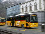 (244'996) - PostAuto Wallis - VS 704/PID 11'812 - Iveco am 11. Januar 2023 beim Bahnhof Brig