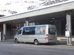 (214'142) - Andermatt-Urserntal Tourismus, Andermatt - UR 9178 - Mercedes am 9. Februar 2020 beim Bahnhof Andermatt