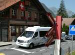 (237'216) - Grindelwald Reisen, Grindelwald - BE 635'910 - Mercedes am 18. Juni 2022 beim Bahnhof Burglauenen