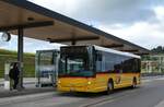 Biglen/899587/281017---postauto-bern---nr (281'017) - PostAuto Bern - Nr. 218/BE 843'218/PID 10'675 - Heuliez am 5. Oktober 2025 beim Bahnhof Biglen