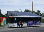 (264'587) - Reise & Touristik Service, Merseburg - SK-UR 800 - Irisbus am 10. Juli 2024 beim Bahnhof Bad Drrenberg 