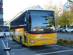 (256'461) - PostAuto Bern - BE 476'689/PID 10'227 - Iveco am 28. Oktober 2023 beim Bahnhof Giswil