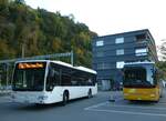 (256'530) - Intertours, Domdidier - Nr. 454/FR 300'454 - Mercedes (ex Chur Bus, Chur Nr. 11) + PostAuto Bern - BE 476'689/PID 10'227 - Iveco am 28. Oktober 2023 beim Bahnhof Giswil