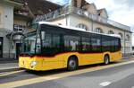 Spiez/899604/281034---postauto-bern---be (281'034) - PostAuto Bern - BE 653'383/PID 10'169 - Mercedes am 5. Oktober 2025 beim Bahnhof Spiez