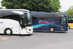 Elite, Hamburg - Mercedes am 1. Juni 2026 in Locronan (Aufnahme: Martin Beyer) Das spezielle an diesem Bild ist, dass der linke Tourismo mit einem Spiegelsystem ausger�stet ist und der rechte Tourismo noch mit einem konventionellen Spiegel best�ckt ist.
