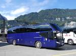 Neoplan/859617/265575---eichenberger-duedingen---fr (265'575) - Eichenberger, Ddingen - FR 411'960 - Neoplan am 13. August 2024 beim Bahnhof Meiringen