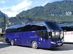 Neoplan/859618/265576---eichenberger-duedingen---fr (265'576) - Eichenberger, Ddingen - FR 411'960 - Neoplan am 13. August 2024 beim Bahnhof Meiringen