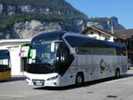 Neoplan/859619/265577---aus-polen-fox-travel (265'577) - Aus Polen: Fox Travel, Lubon - WGM 4173A - Neoplan am 13. August 2024 beim Bahnhof Meiringen 