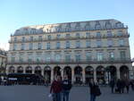 Neoplan/862783/166711---standing-paris---ch (166'711) - Standing, Paris - CH 327 TY - Neoplan am 15. November 2015 in Paris, Louvre