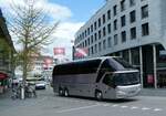 Thun/812240/249083---swiss-tours-zuerich---zh (249'083) - Swiss-Tours, Z�rich - ZH 553'444 - Neoplan am 24. April 2023 beim Bahnhof Thun