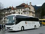 Volvo/812005/248971---vega-tour-luzern-- (248'971) - Vega Tour, Luzern - SG 378'431 - Volvo am 21. April 2023 beim Bahnhof Grindelwald