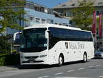 Volvo/813252/249482---vega-tour-luzern-- (249'482) - Vega Tour, Luzern - SG 378'431 - Volvo am 3. Mai 2023 beim Bahnhof Spiez