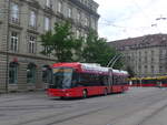 (227'055) - Bernmobil, Bern - Nr. 22 - Hess/Hess Gelenktrolleybus am 7. August 2021 beim Bahnhof Bern