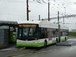 (256'190) - transN, La Chaux-de-Fonds - Nr. 142 - Hess/Hess Gelenktrolleybus (ex TN Neuchtel Nr. 142) am 19. Oktober 2023 beim Bahnhof Marin-pagnier