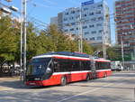 (197'086) - OBUS Salzburg - Nr. 323/S 758 PZ - Solaris Gelenktrolleybus am 13. September 2018 beim Bahnhof Salzburg