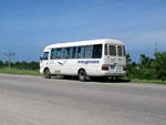 Blick von der Raststtte in Kuba auf den auf der Autobahn hier parkenden Toyota COASTER Kleinbus am 27. Oktober 2007

.