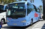 ein fr  alltours  eingesetzter Reisebus wartet auf ankommende Gste am Airport Palma / Mallorca im Juni 2016