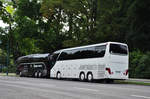 Rechts ein Setra 415 HDH von Global Travel Hungary und links ein Setra 517 HD von Hffmann Reisen aus der BRD in Krems Gesehen.