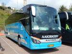 Setra 517 HD von Aakirkeby Turist- og Selskabskørsel aus Dänemark im Stadthafen Sassnitz.