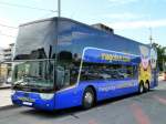 Frankreich, Languedoc-Roussillon, Hrault, Montpellier Sabines (an der Trambahn Linie 2): ein megabus.com (VanHool TX27 astromega) auf der Fahrt nach Spanien. 04.09.2015