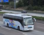 Volvo 9700 aus Italien am 26.9.2013 auf der A5 beim Airport FRA/Main.