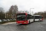 Mercedes Citaro Gelenkbus der Stadtwerke Osnabrck an der mit Rmermasken verzierten Haltestelle am Bahnhof Osnabrck Sutthausen.