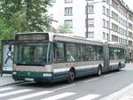 Strassburg - 2. September 2009 : Renault Agora Gelenkbus an der Haltestelle Aristide Briant.